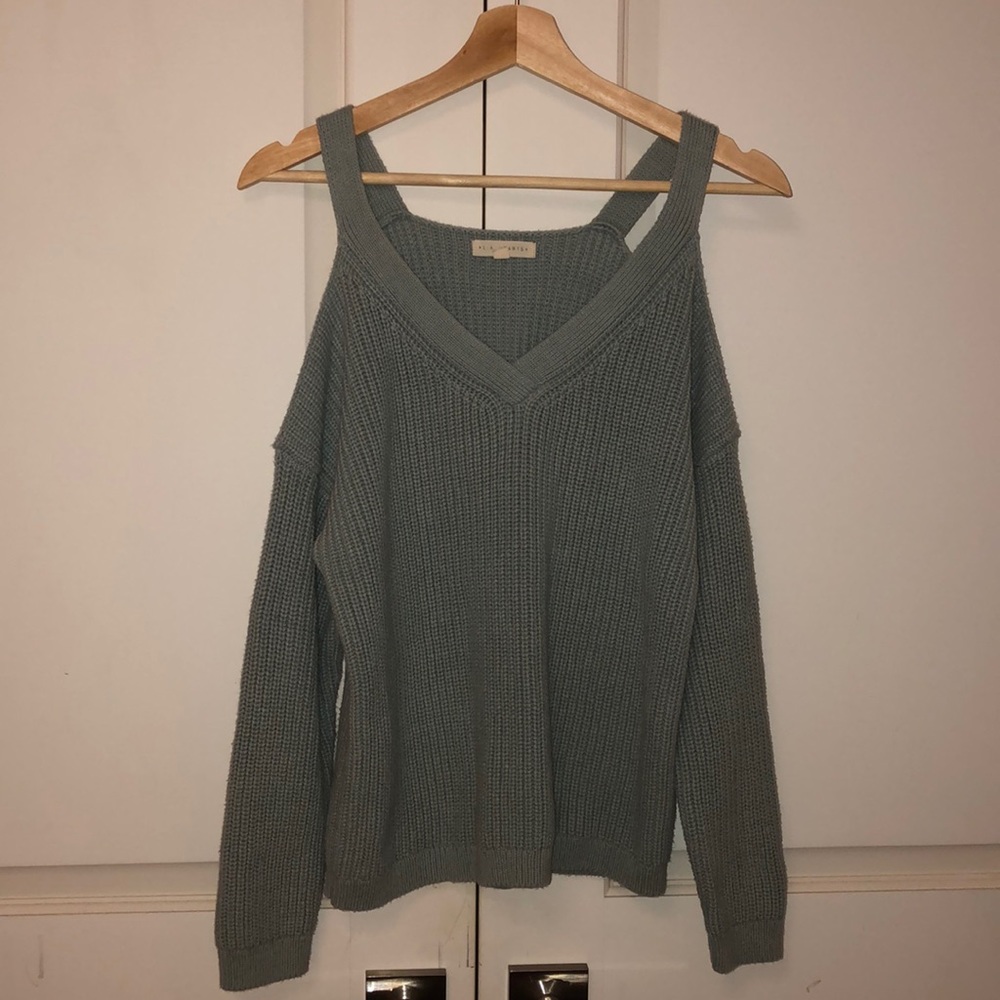 Cold shoulder Knit sweater!